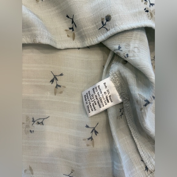 Fun2Fun Light Blue Floral Blouse Large NWOT Flutter Sleeve Rayon Blend - Picture 7 of 12